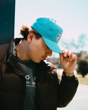 戴蓝色鸭舌帽帅哥图片